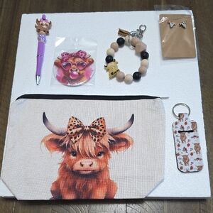 Highland Cow Accessory Set. New Without Tags